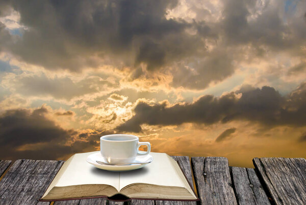 Концепция отдыха, чтение книги и пить горячий кофе
