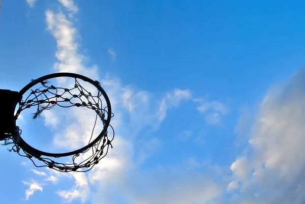 Silhueta de arco de basquete e nuvens no céu azul backgroun — Fotografia de Stock