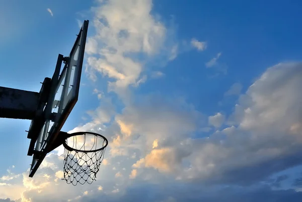 Silhouette del canestro da basket e nuvole nel backgroun cielo blu — Foto Stock