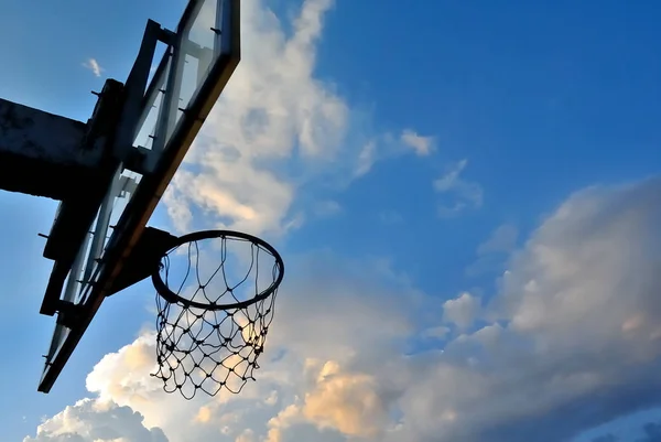 Silhueta de arco de basquete e nuvens no céu azul backgroun — Fotografia de Stock