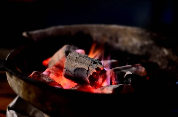 Vuur op kolen in broodrooster — Stockfoto