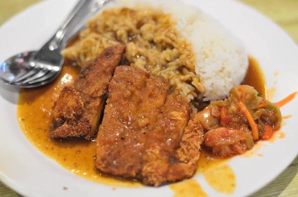 Gebratenes Schweinefleisch mit Curry auf Reis in koreanischer Küche — Stockfoto
