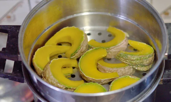 蒸锅中蒸煮的南瓜 — 图库照片