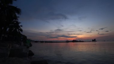 Denizde alacakaranlık, adanın silueti, Chonburi, Tayland