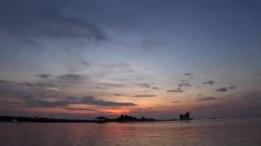 Denizde gün batımı ile adanın silueti, Chonburi, Tayland