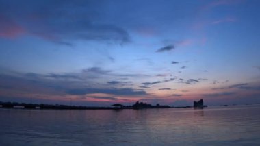 Denizdeki alacakaranlık gökyüzü ile adanın silueti, Chonburi, Tayland