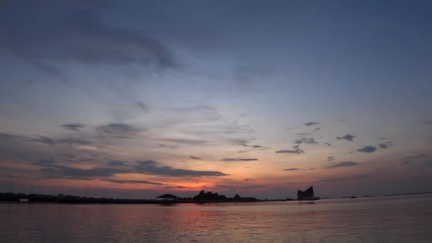 Закат Море Силуэтом Острова Чонбури Таиланд — стоковое видео