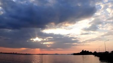 Gün batımında gökyüzü deniz ve ada siluetinde bulutların zaman akışı
