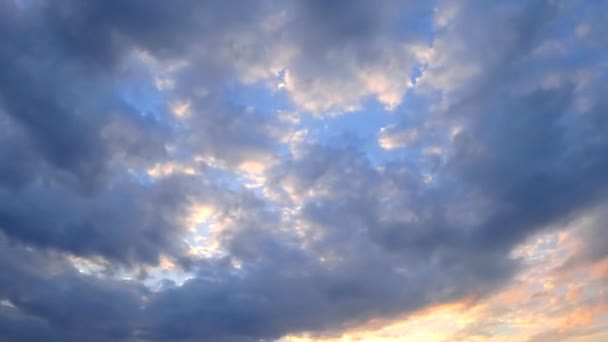 夕日の空で素敵な雲の形成の時間経過 — ストック動画