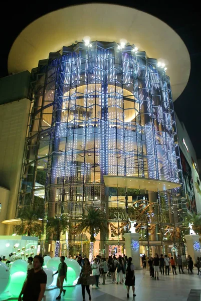 Fassade von siam paragon shopping mall mit Beleuchtungsdekoration — Stockfoto