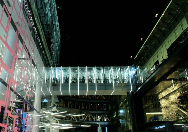 Gebäudeverbindung mit Beleuchtungsdekoration zwischen siam discov — Stockfoto
