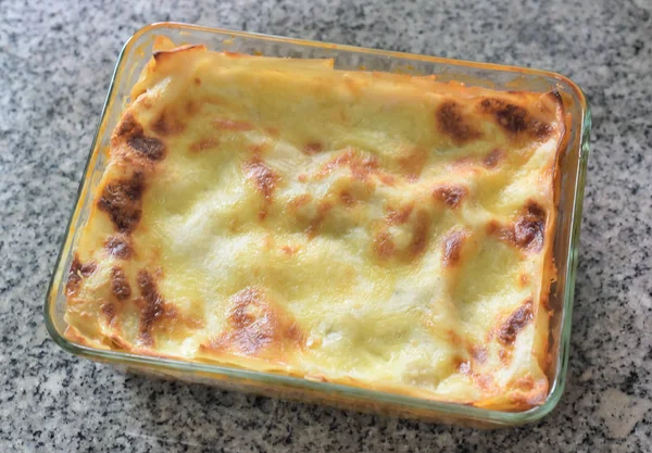 Lasagne in glazen kom, Italiaanse keuken — Stockfoto