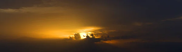Панорамний вид на захід сонця світло світить з хмарами — стокове фото