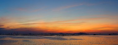 Si Chang ile denizin dramatik alacakaranlık manzarası