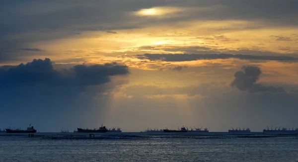 Солнечные лучи освещают грузовое судно — стоковое фото