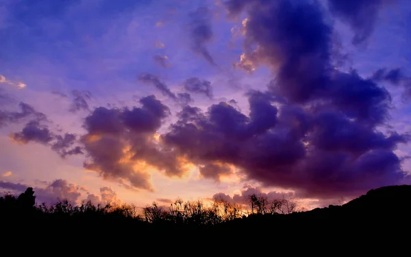 सिल्हूट लैंडस्केप के साथ नाटकीय अंधेरे आकाश — स्टॉक फ़ोटो, इमेज