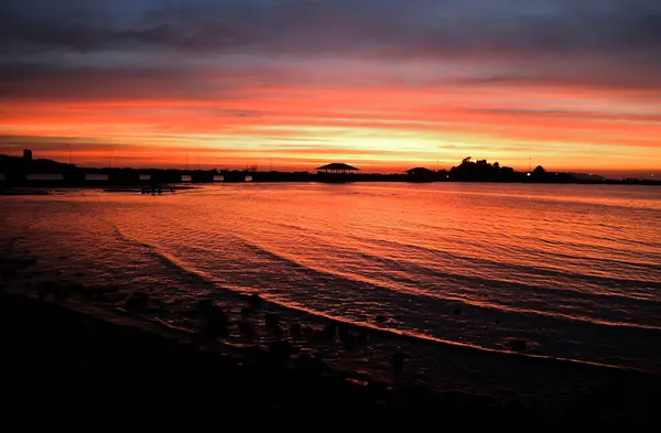 Ciel crépusculaire dramatique avec silhouette d'île — Photo