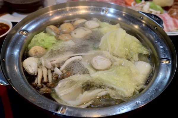 Gekookte pot met groente binnen, Sukiyaki pot — Stockfoto