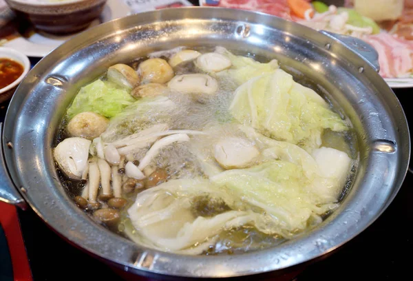 Panela fervida com legumes no interior, panela Sukiyaki — Fotografia de Stock