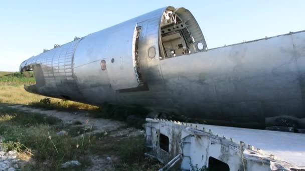 パンニングショットで飛行場での航空機の残骸 — ストック動画