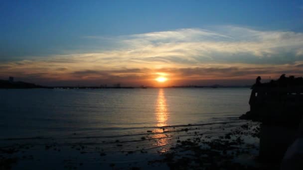 Coucher de soleil ciel en mer avec silhouette de personnes au premier plan du pont — Video