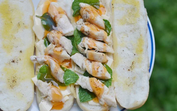 Kuřecí Hotdogu připravené k jídlu v zahradě, pohled s vysokým úhlem — Stock fotografie