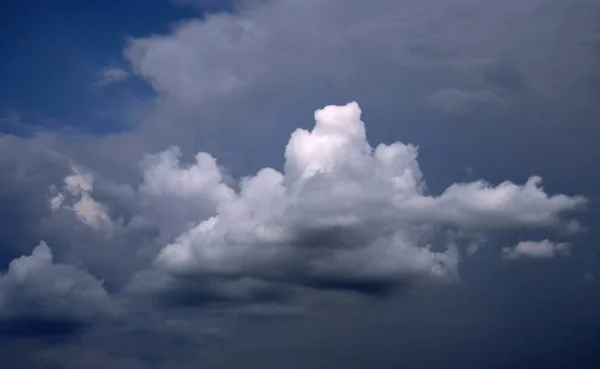 Nuvens flutuando no fundo do céu — Fotografia de Stock