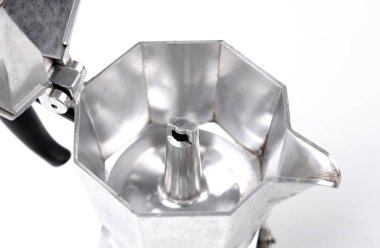 Moka çanağının kapağını aç. Yakın çekim izole edildi.