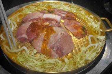 Pirinç tepside çiğ et, barbekü zamanı.