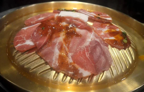 Carne crua na panela de latão quente, hora de churrasco — Fotografia de Stock