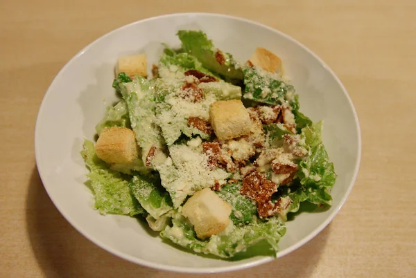 Insalata Cesare in ciotola — Foto Stock