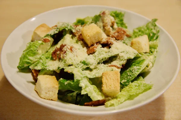 Caesar salát v misce — Stock fotografie