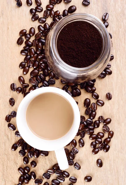 Tasse à café avec grains de café et pot — Photo