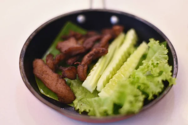 Porc séché au soleil frit avec légumes dans une poêle — Photo