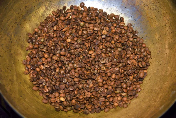 Coffee beans in roasting pan — Stock Photo, Image