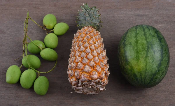 Owoce tropikalne na drewnianym stole — Zdjęcie stockowe