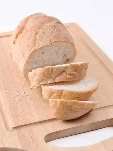 Sourdough Loaf em tábua de corte isolada sobre fundo branco — Fotografia de Stock
