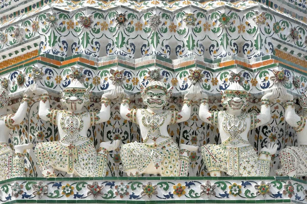 华安寺大殿后的佛塔恶魔雕塑装饰 — 图库照片