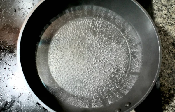 Bubbles in hot water, Boil water with pan — Stock Photo, Image