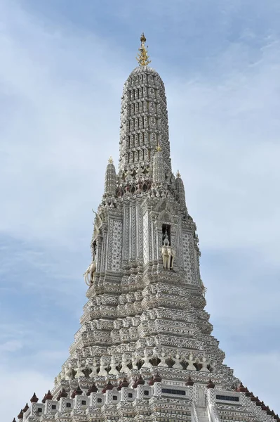 Stupa du temple Wat Arun après une grande rénovation en 2017 — Photo
