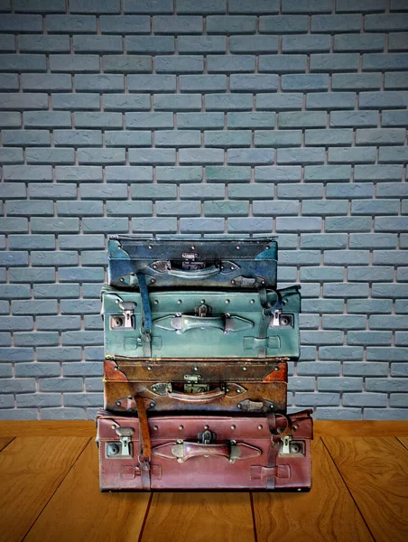 レンガの壁と木製の地面にヴィンテージ旅行バッグ — ストック写真