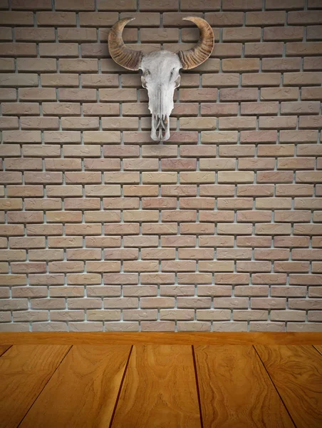 Crânio de búfalo na parede de tijolo com parede de madeira, design de interiores — Fotografia de Stock