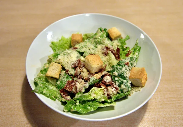 Tahta masada Sezar salatası, yüksek açı manzaralı. — Stok fotoğraf