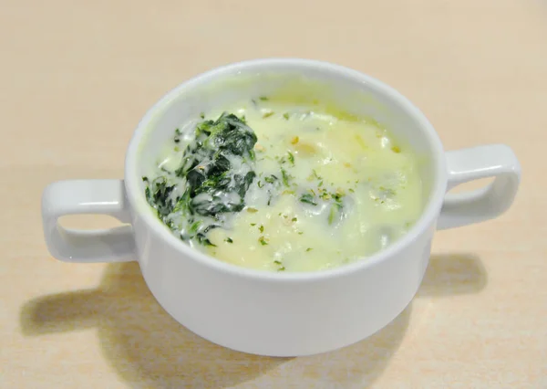 Грибной суп в белой миске на деревянном столе — стоковое фото