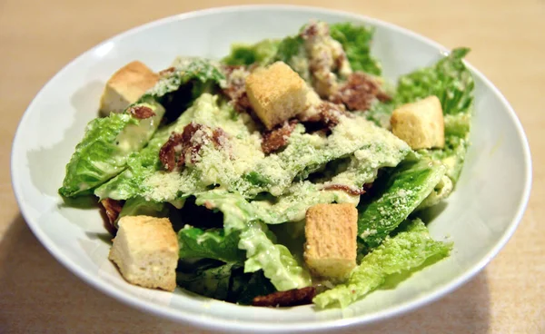 Salada Caesar na mesa de madeira, vista de alto ângulo — Fotografia de Stock