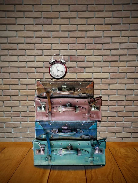 Винтажная сумка для путешествий на деревянном полу с кирпичной стеной — стоковое фото