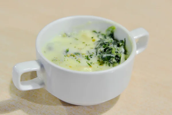 Грибной суп в белой миске на деревянном столе — стоковое фото