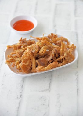 Crispy deep fried mushrooms with chili sauce