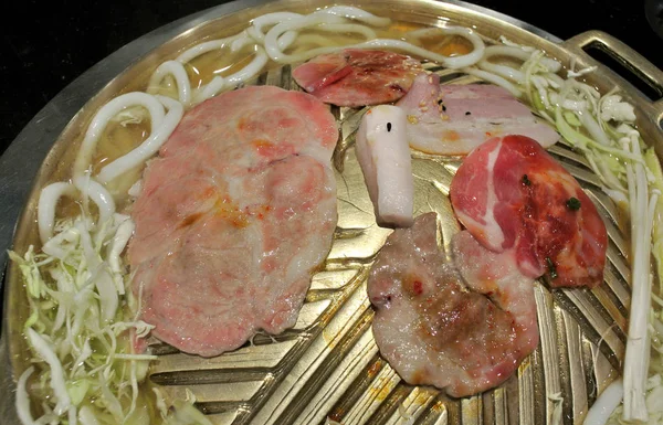 Fleisch auf Messingpfanne gegrillt — Stockfoto