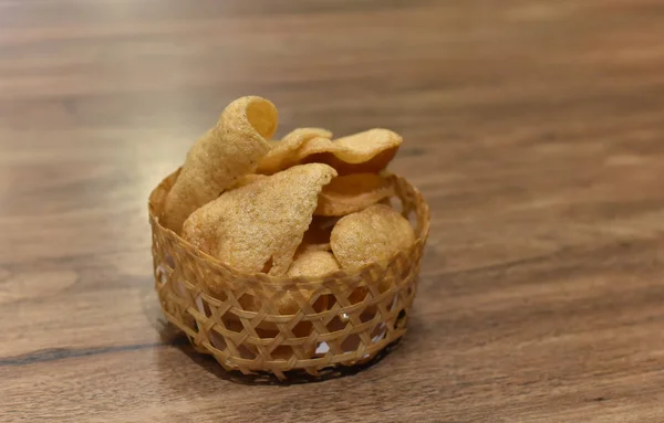 Cracker di gamberetti o il gamberetto e krupuk aromatizzato al pesce — Foto Stock